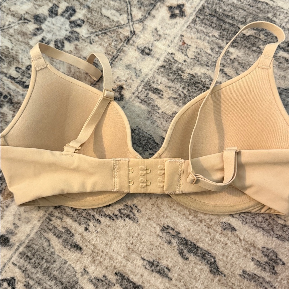 SKIMS Fits Everybody Tshirt Bra Sand NWOT SIZE 32A - Picture 2 of 2
